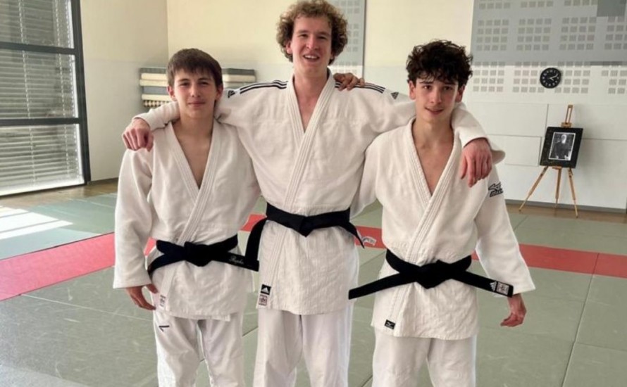 Et un et deux et trois ceintures noires cette année